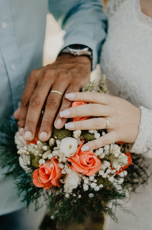 ruce svatební kytic